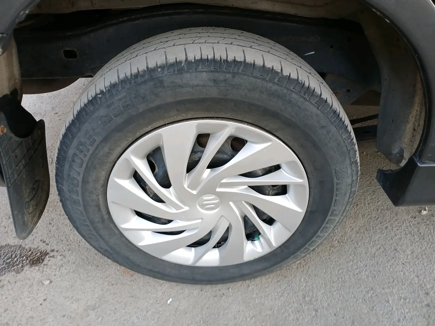 2012 Toyota Innova GX 2.5 7 STR, Diesel, Manual, 3,24,000 km, tyre