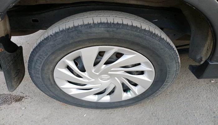 2012 Toyota Innova 2.5 G 7 STR, Diesel, Manual, 3,20,433 km, tyre