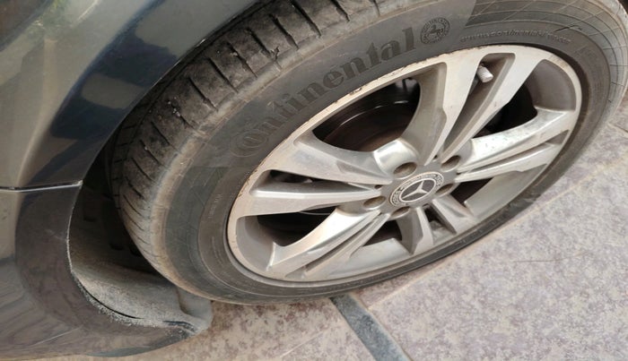 2015 Mercedes Benz E Class E 250 CDI AVANTGARDE, Diesel, Automatic, 1,21,824 km, tyre