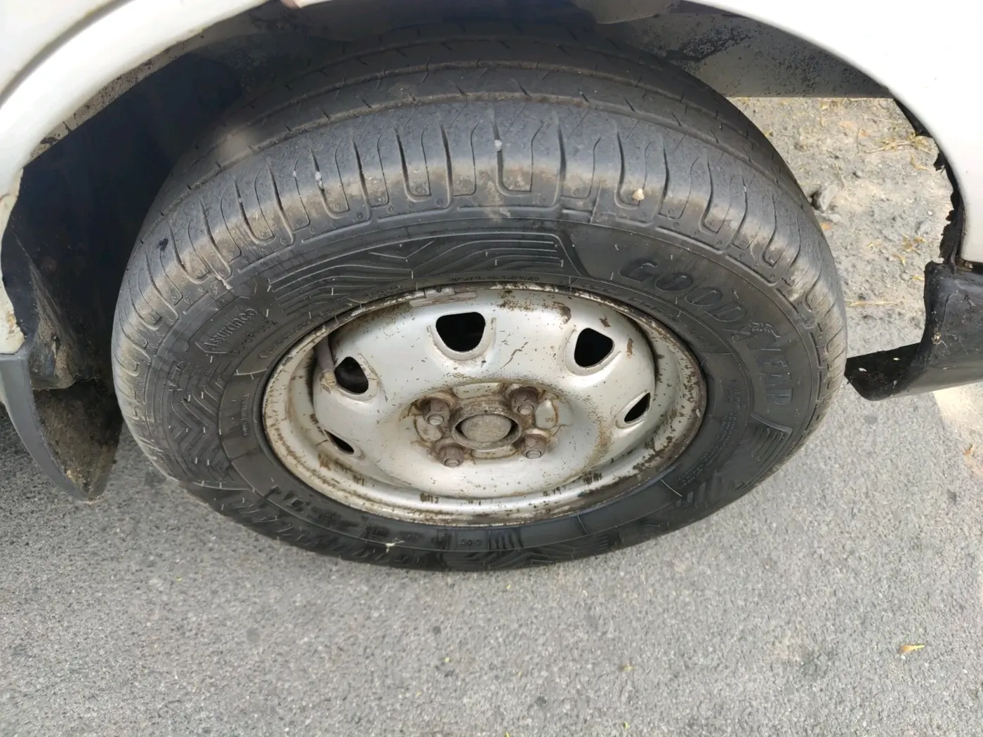 2013 Maruti Eeco 5 STR, CNG, Manual, 4,23,415 km, tyre
