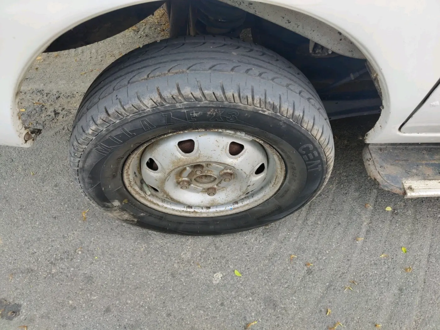 2013 Maruti Eeco 5 STR, CNG, Manual, 4,23,415 km, tyre