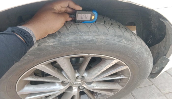 2014 Toyota Corolla Altis G PETROL, CNG, Manual, 1,60,978 km, tyre