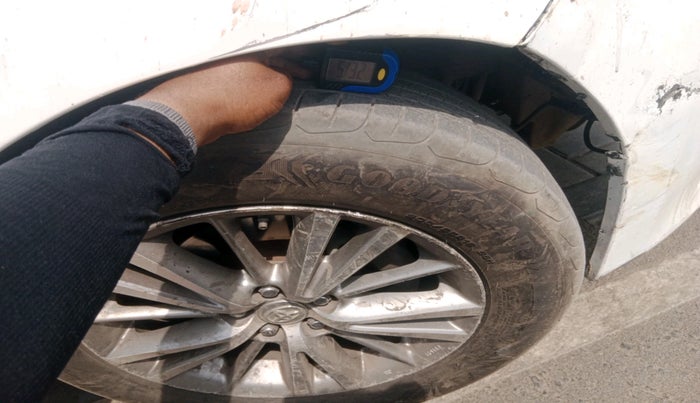 2014 Toyota Corolla Altis G PETROL, CNG, Manual, 1,60,978 km, tyre