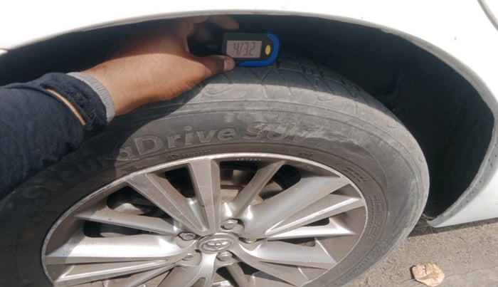 2014 Toyota Corolla Altis G PETROL, CNG, Manual, 1,60,978 km, tyre