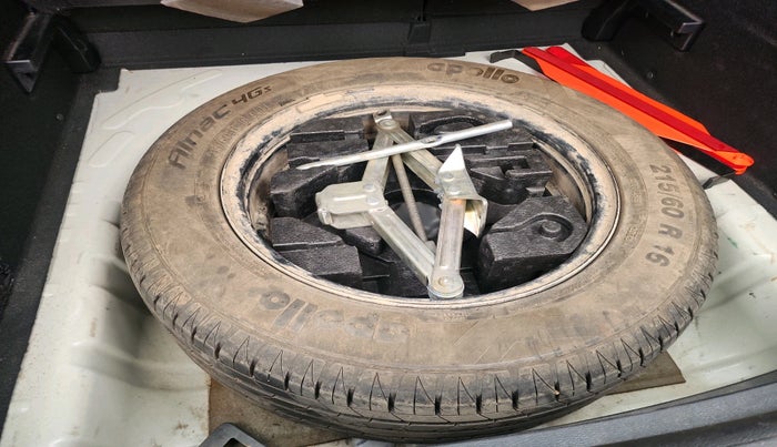 2022 MG ASTOR SAVVY 1.5 CVT, Petrol, Automatic, 81,083 km, tyre