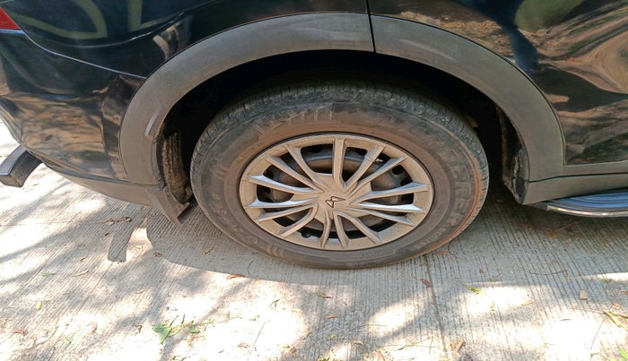 2022 Mahindra XUV700 AX 3 D MT 7 STR, Diesel, Manual, 70,992 km, tyre