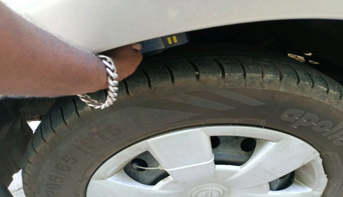 2011 Toyota Innova 2.5 G4 8 STR, Diesel, Manual, 93,959 km, tyre