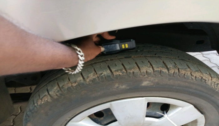 2011 Toyota Innova 2.5 G4 8 STR, Diesel, Manual, 93,959 km, tyre