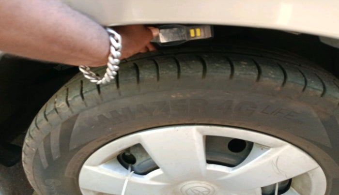 2011 Toyota Innova 2.5 G4 8 STR, Diesel, Manual, 93,959 km, tyre