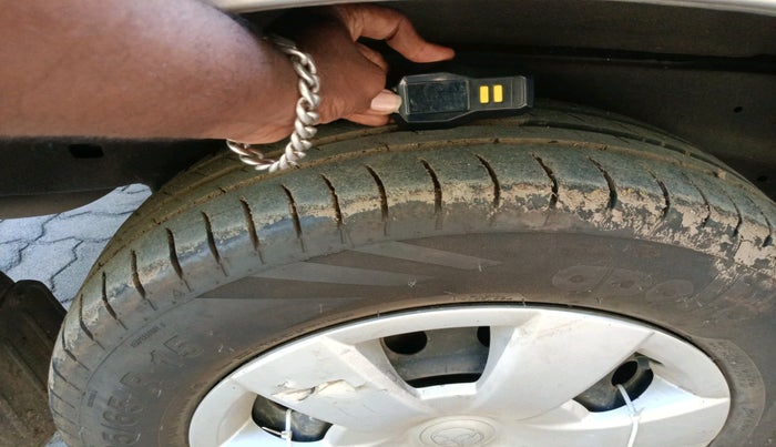 2011 Toyota Innova 2.5 G4 8 STR, Diesel, Manual, 93,959 km, tyre