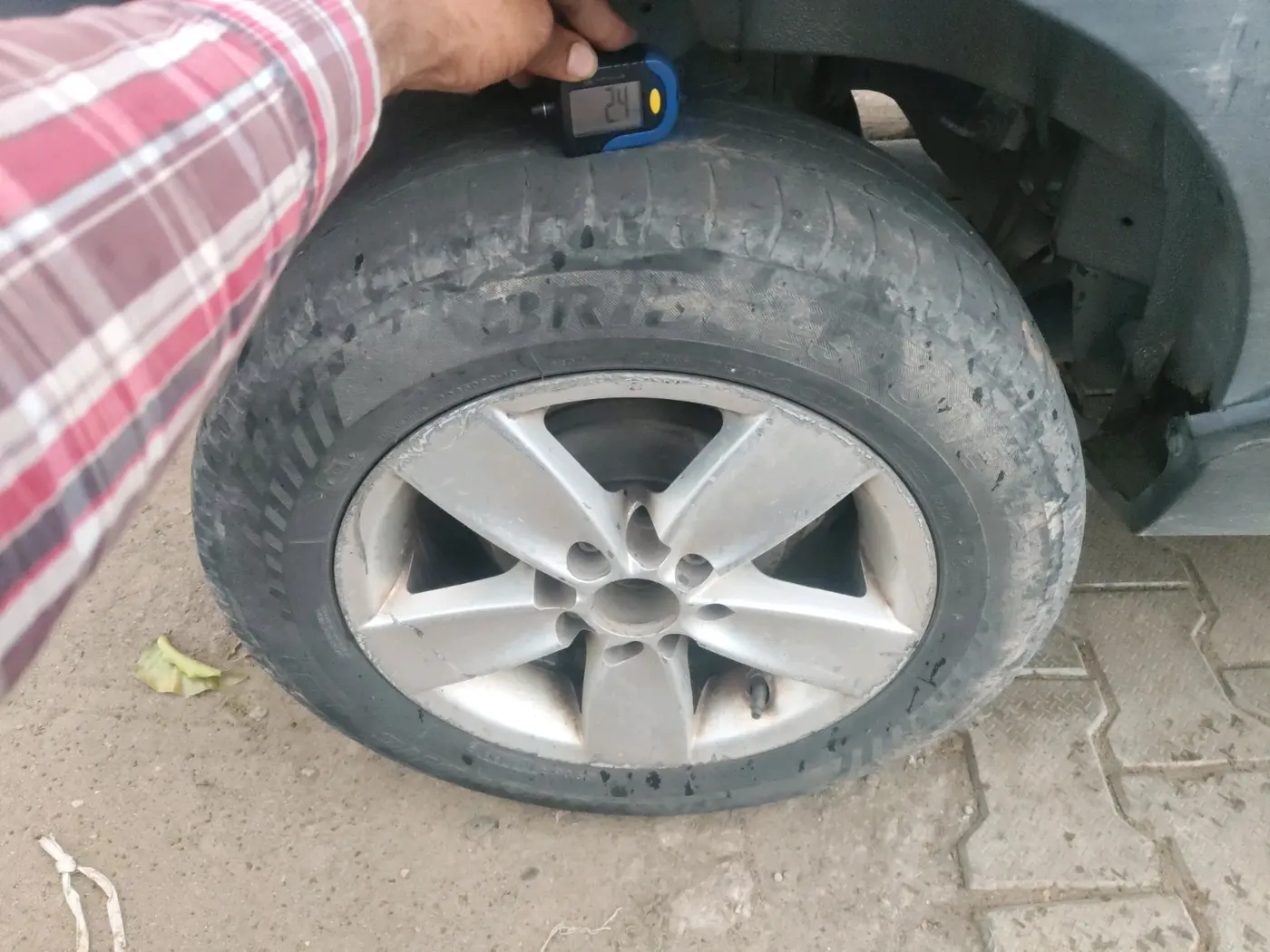 2017 Mahindra Kuv100 K4 D 5 STR, Diesel, Manual, 1,13,007 km, tyre