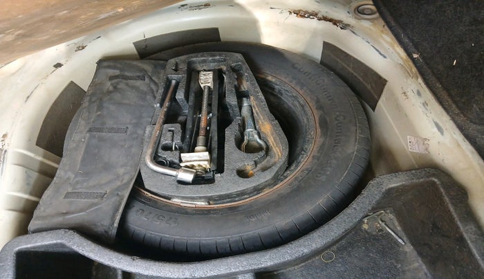 2013 Volkswagen Vento TRENDLINE DIESEL 1.6, Diesel, Manual, 1,17,245 km, tyre