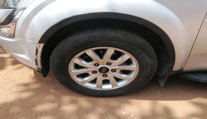 2017 Mahindra XUV500 W8 AT, Diesel, Automatic, 1,12,609 km, tyre