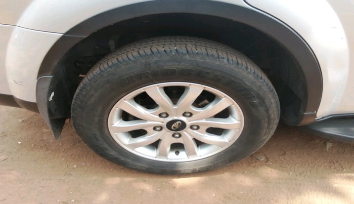2017 Mahindra XUV500 W8 AT, Diesel, Automatic, 1,12,609 km, tyre