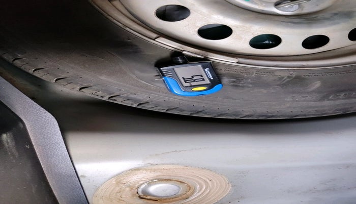 2015 Maruti Swift LXI, Petrol, Manual, 75,069 km, tyre