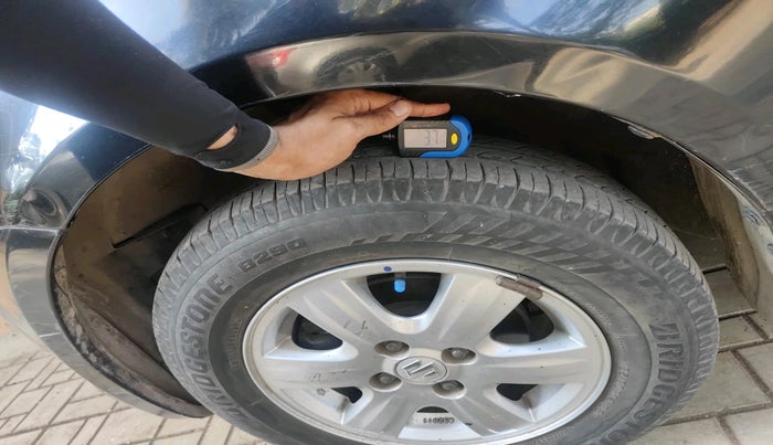 2010 Maruti Swift Dzire ZXI, CNG, Manual, 1,30,544 km, tyre