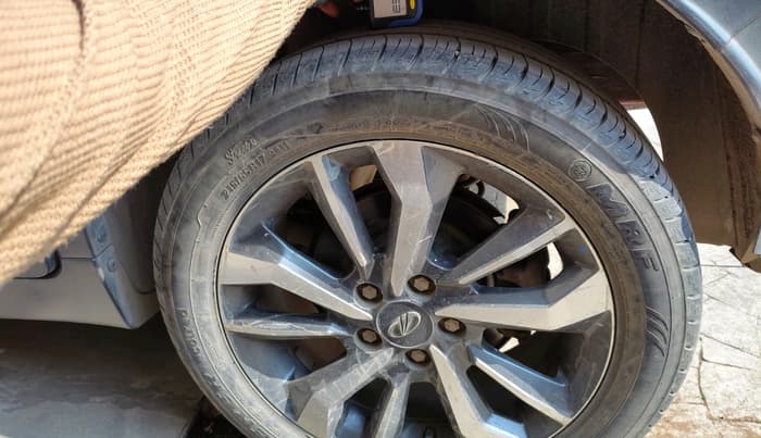 2021 Mahindra XUV300 W8 (O) 1.2 PETROL AMT DUAL TONE, Petrol, Automatic, 19,500 km, tyre