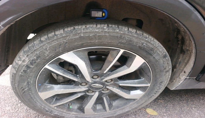 2020 Mahindra XUV300 W8 (O) 1.2 PETROL, Petrol, Manual, 52,581 km, tyre