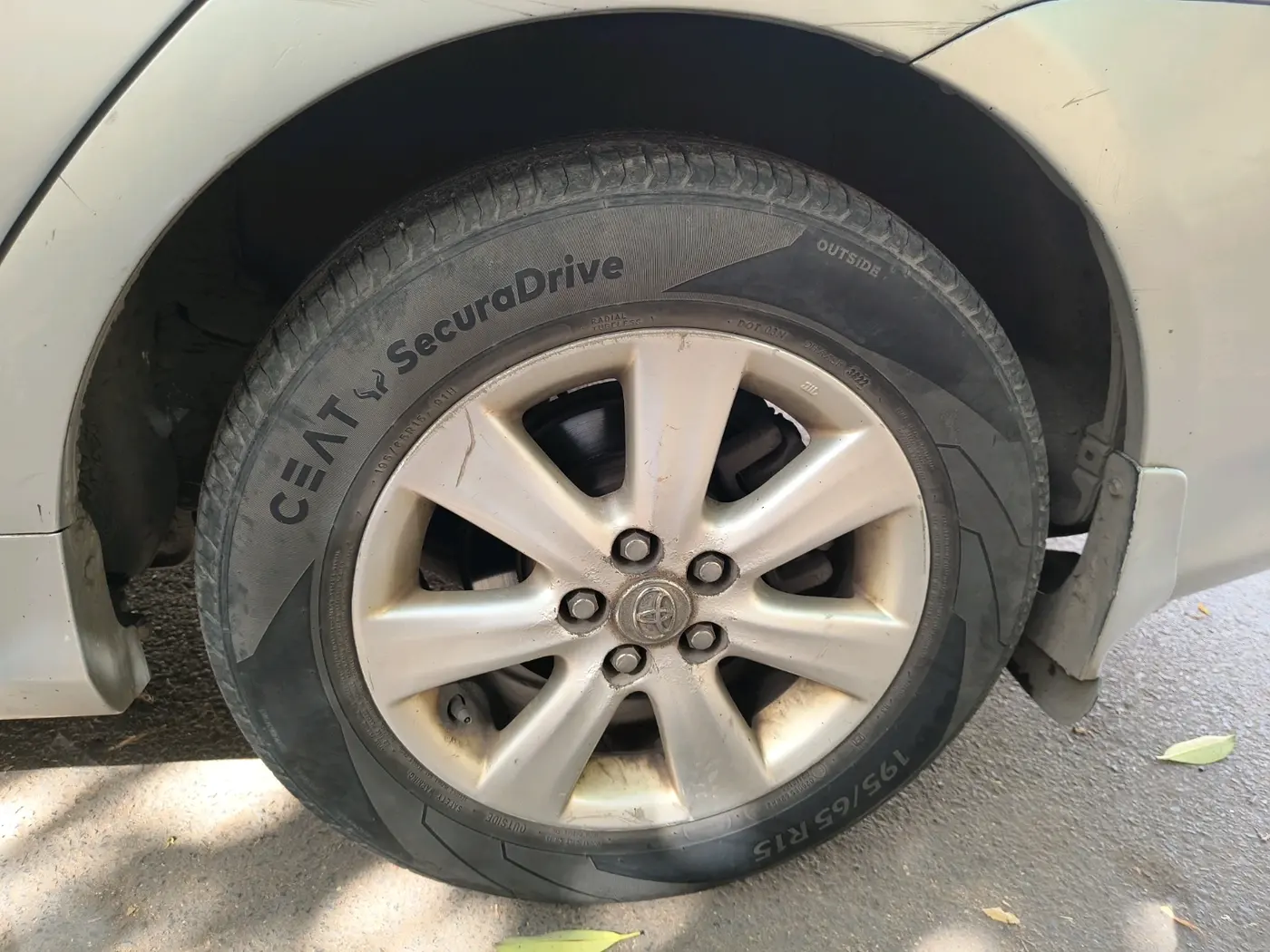 2009 Toyota Corolla Altis G PETROL, CNG, Manual, 85,650 km, tyre