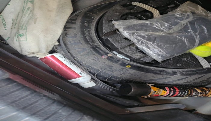 2017 Volkswagen Ameo COMFORTLINE 1.2L, Petrol, Manual, 1,72,947 km, tyre