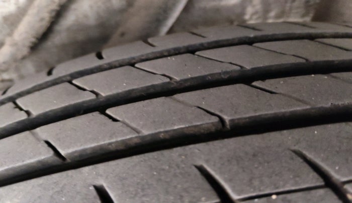 2015 Honda Amaze 1.2L I-VTEC S, Petrol, Manual, 1,06,991 km, tyre