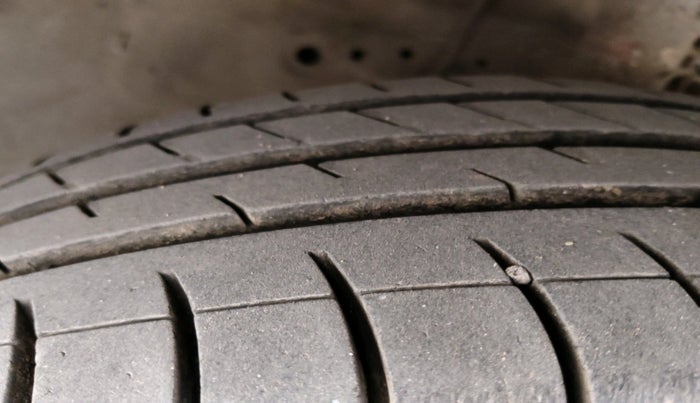 2015 Honda Amaze 1.2L I-VTEC S, Petrol, Manual, 1,06,991 km, tyre