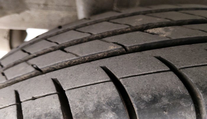 2015 Honda Amaze 1.2L I-VTEC S, Petrol, Manual, 1,06,991 km, tyre