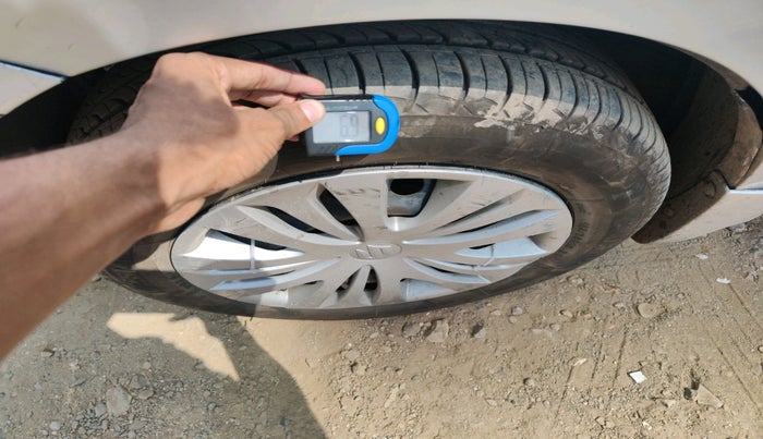 2016 Maruti Ertiga VXI, CNG, Manual, 1,73,920 km, tyre