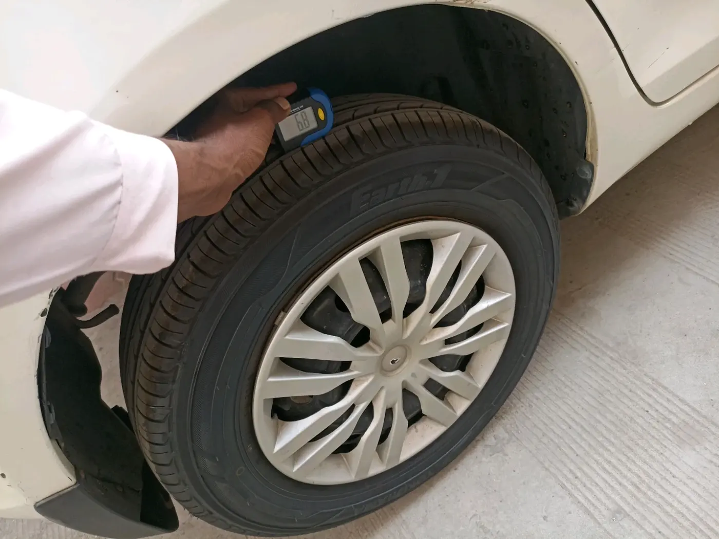 2014 Maruti Swift VXI, Petrol, Manual, 1,01,878 km, tyre