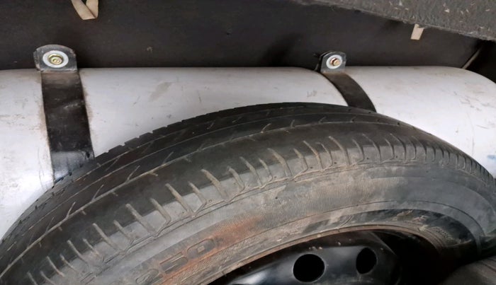 2014 Hyundai i10 SPORTZ 1.1, CNG, Manual, 77,602 km, tyre