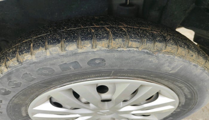 2017 Maruti Swift Dzire LXI, CNG, Manual, 1,70,105 km, tyre