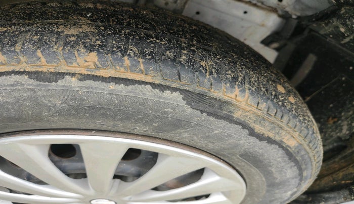 2017 Maruti Swift Dzire LXI, CNG, Manual, 1,70,105 km, tyre