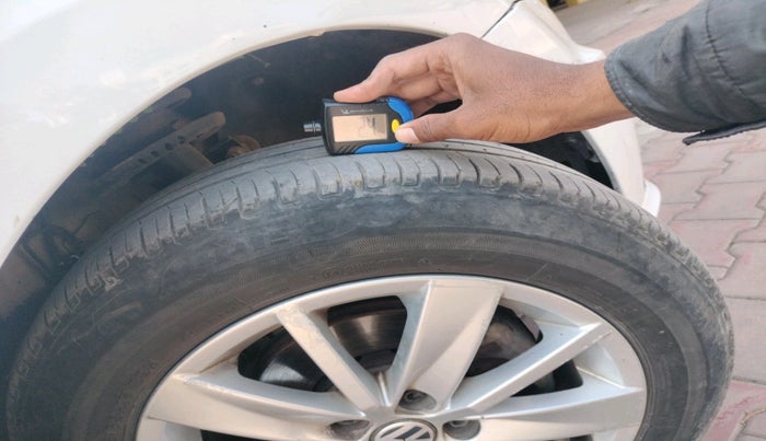 2016 Volkswagen Ameo HIGHLINE1.2L, CNG, Manual, 1,51,540 km, tyre