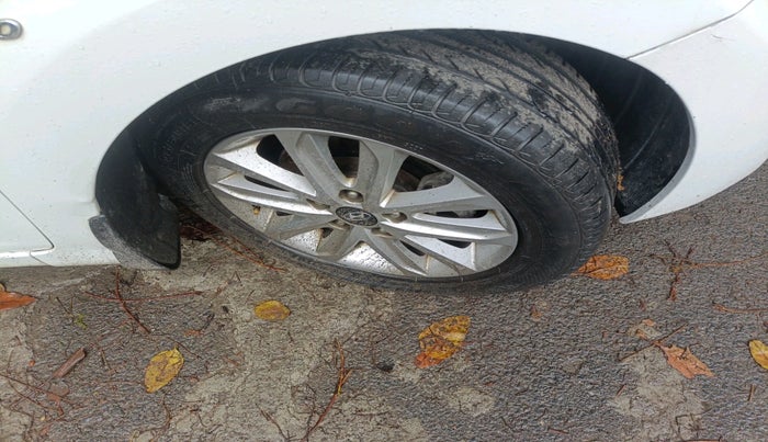 2016 Hyundai New Elantra 1.8 SX AT VTVT, Petrol, Automatic, 1,05,745 km, tyre