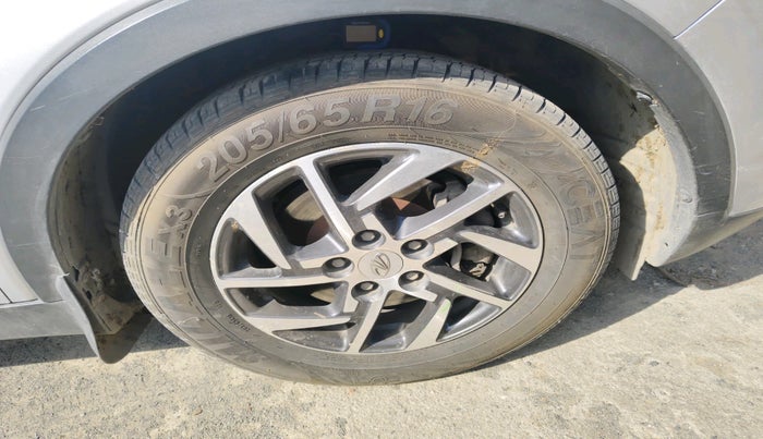 2019 Mahindra XUV300 W6 1.5 DIESEL, Diesel, Manual, 1,12,505 km, tyre