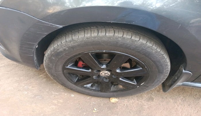 2015 Volkswagen Polo COMFORTLINE 1.2L, Petrol, Manual, 1,75,983 km, tyre