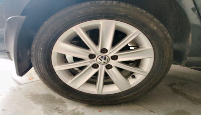 2017 Volkswagen Vento HIGHLINE PETROL AT, Petrol, Automatic, 1,51,897 km, tyre