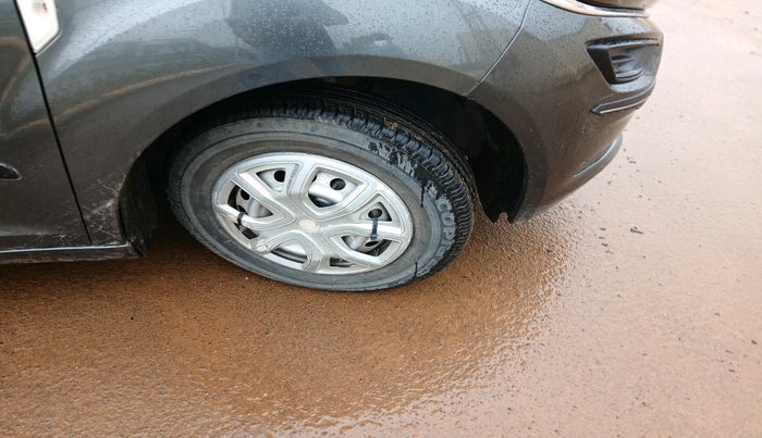 2021 Tata ALTROZ XE PETROL, Petrol, Manual, 10,204 km, tyre