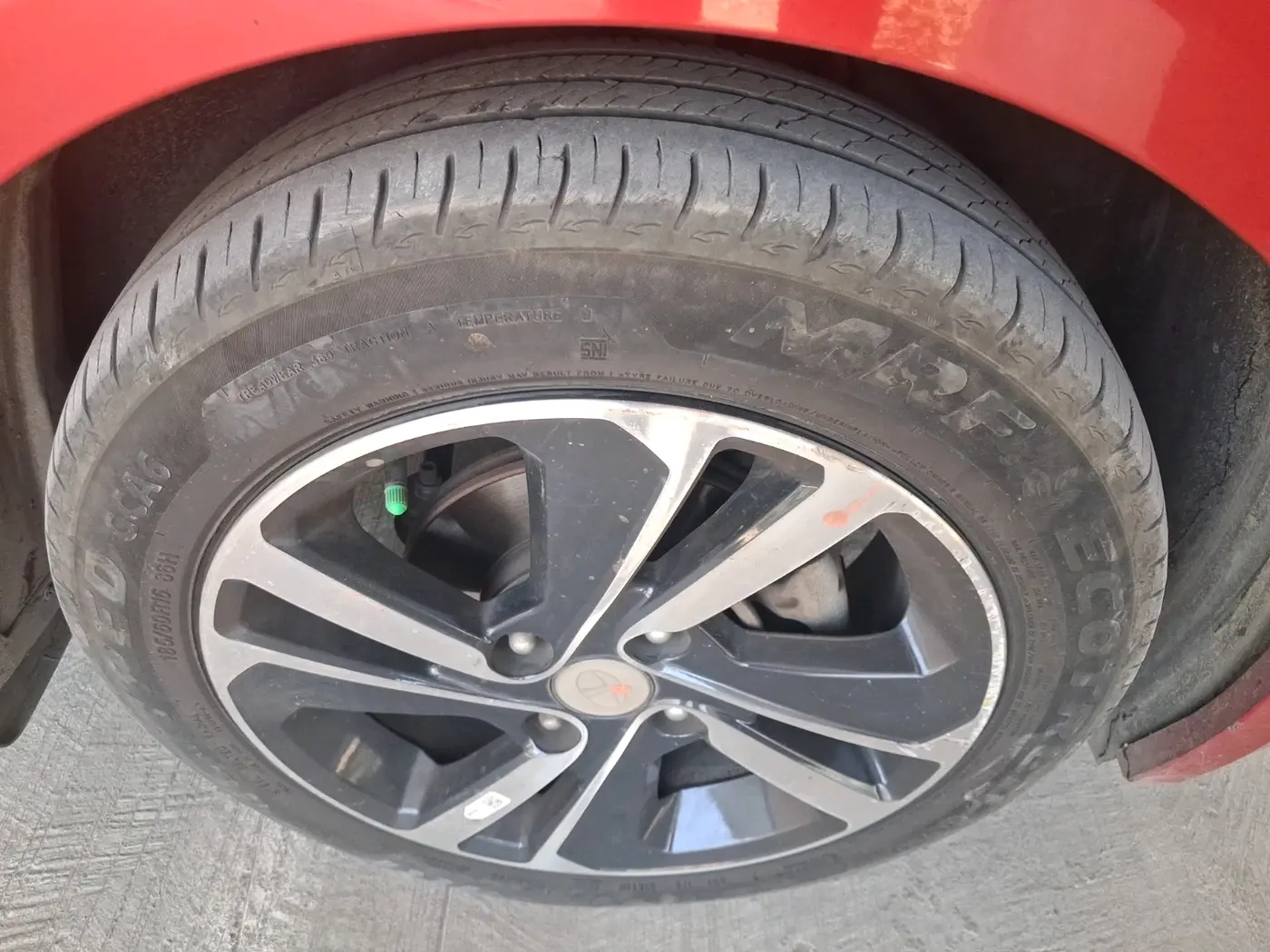 2024 Tata ALTROZ XZA + SUNROOF, Petrol, Automatic, 29,500 km, tyre