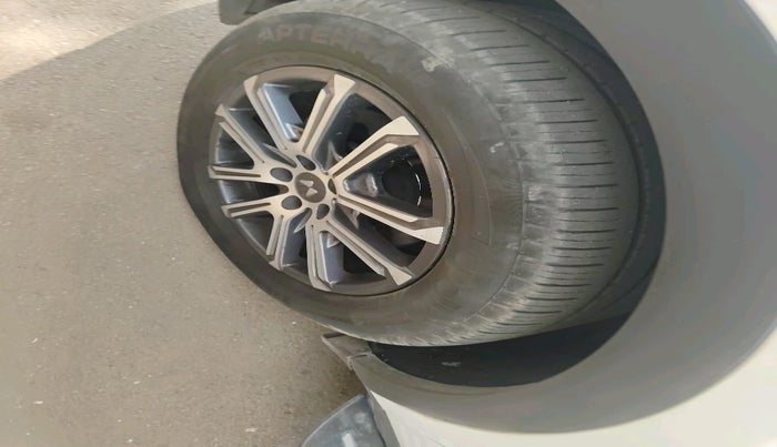 2022 Mahindra XUV700 AX 7 P MT 7 STR, Petrol, Manual, 51,540 km, tyre