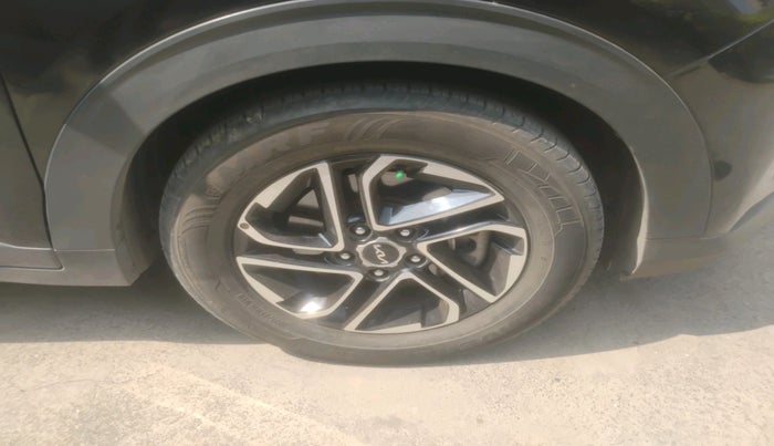 2022 KIA CARENS LUXURY PLUS 1.4 PETROL DCT 6 STR, Petrol, Automatic, 49,222 km, tyre