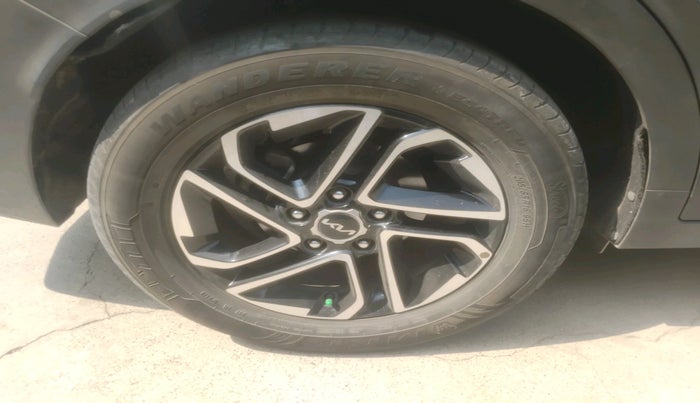 2022 KIA CARENS LUXURY PLUS 1.4 PETROL DCT 6 STR, Petrol, Automatic, 49,222 km, tyre