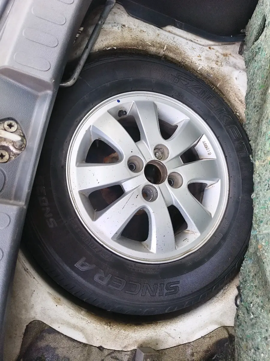 2011 Maruti Ritz ZXI, Petrol, Manual, 11,687 km, tyre