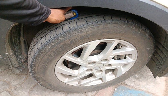 2023 Mahindra XUV300 W8 1.5 DIESEL, Diesel, Manual, 27,159 km, tyre