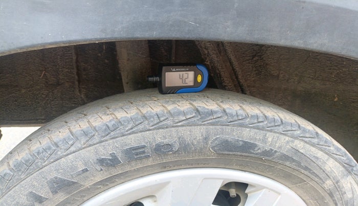 2015 Renault Kwid RXT 0.8, Petrol, Manual, 1,05,204 km, tyre