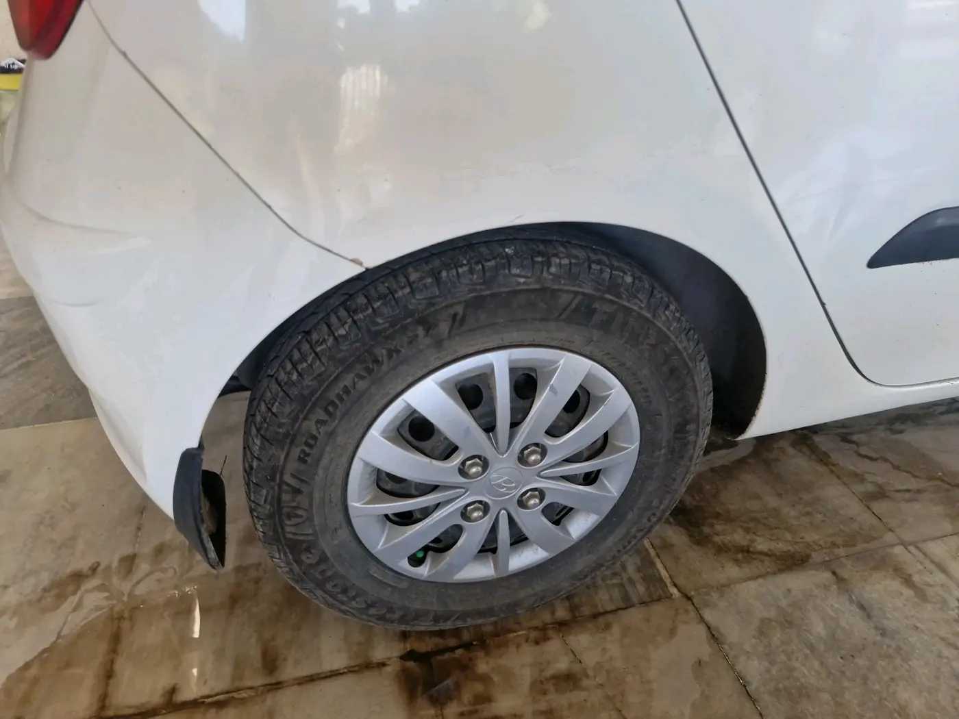 2016 Hyundai i10 SPORTZ 1.1, CNG, Manual, 56,226 km, tyre
