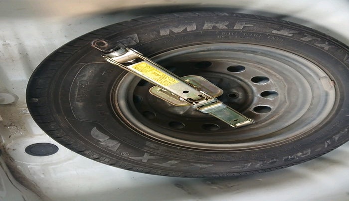 2014 Hyundai Eon ERA +, Petrol, Manual, 34,943 km, tyre