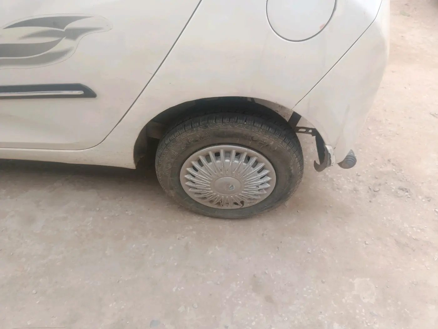 2014 Hyundai Eon ERA +, Petrol, Manual, 73,578 km, tyre