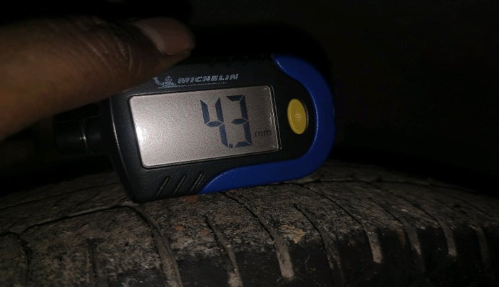 2013 Hyundai Eon ERA +, Petrol, Manual, 65,089 km, tyre