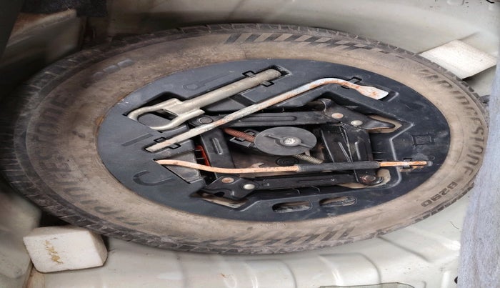 2016 Mahindra Kuv100 K6 6 STR, Petrol, Manual, 30,808 km, tyre